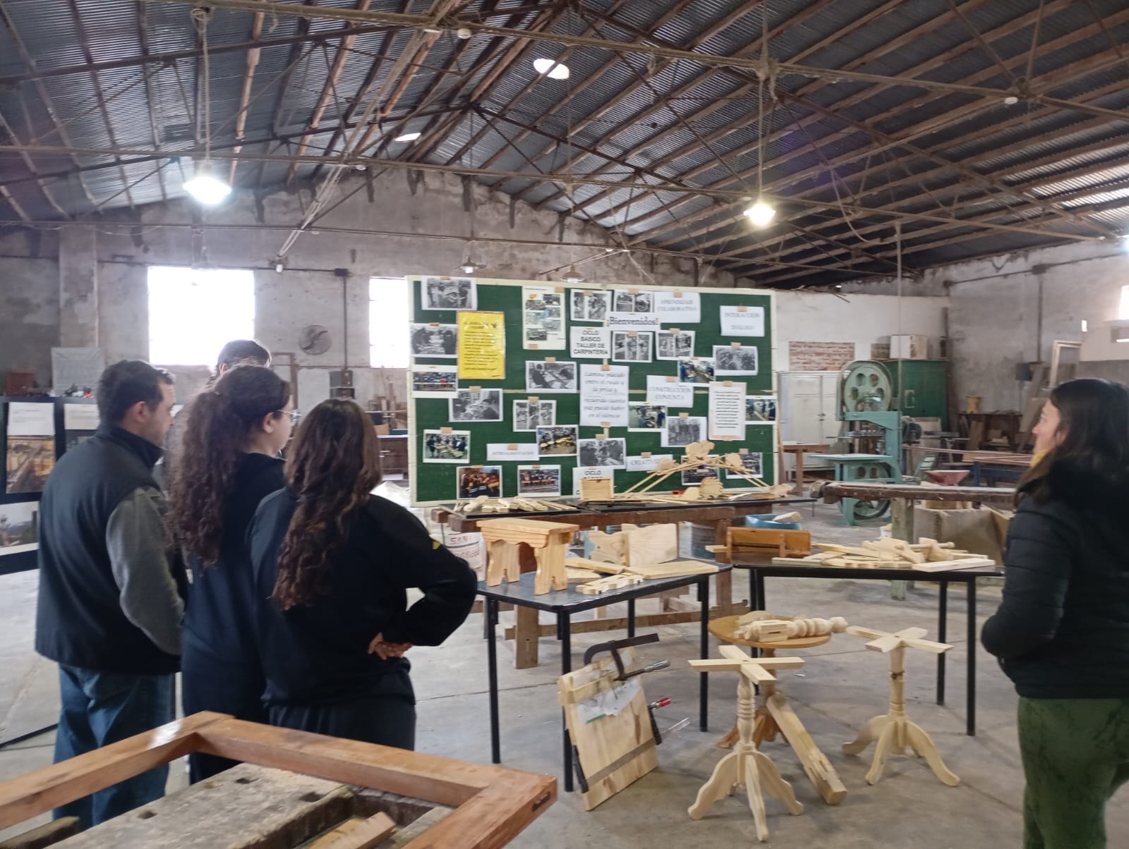 Exposición de trabajos en el taller de carpintería