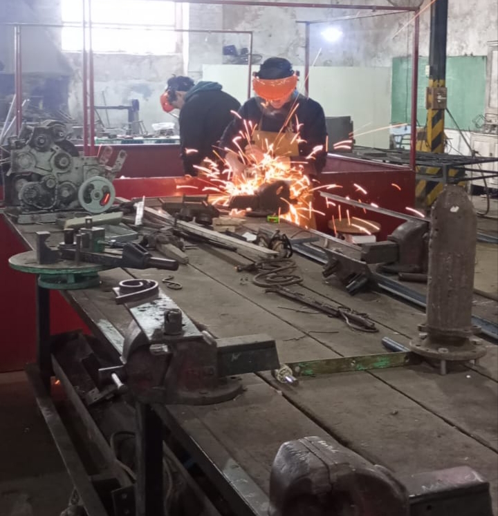 Trabajo de metalmecánica en el taller