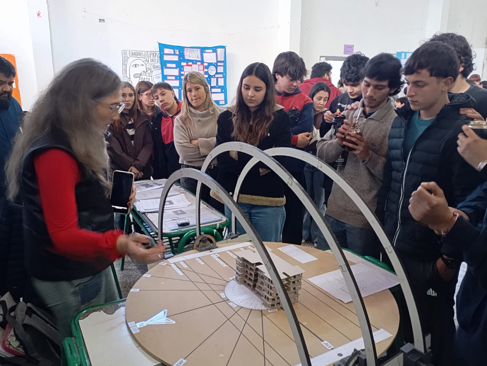 Estudiantes observando un proyecto de construcciones